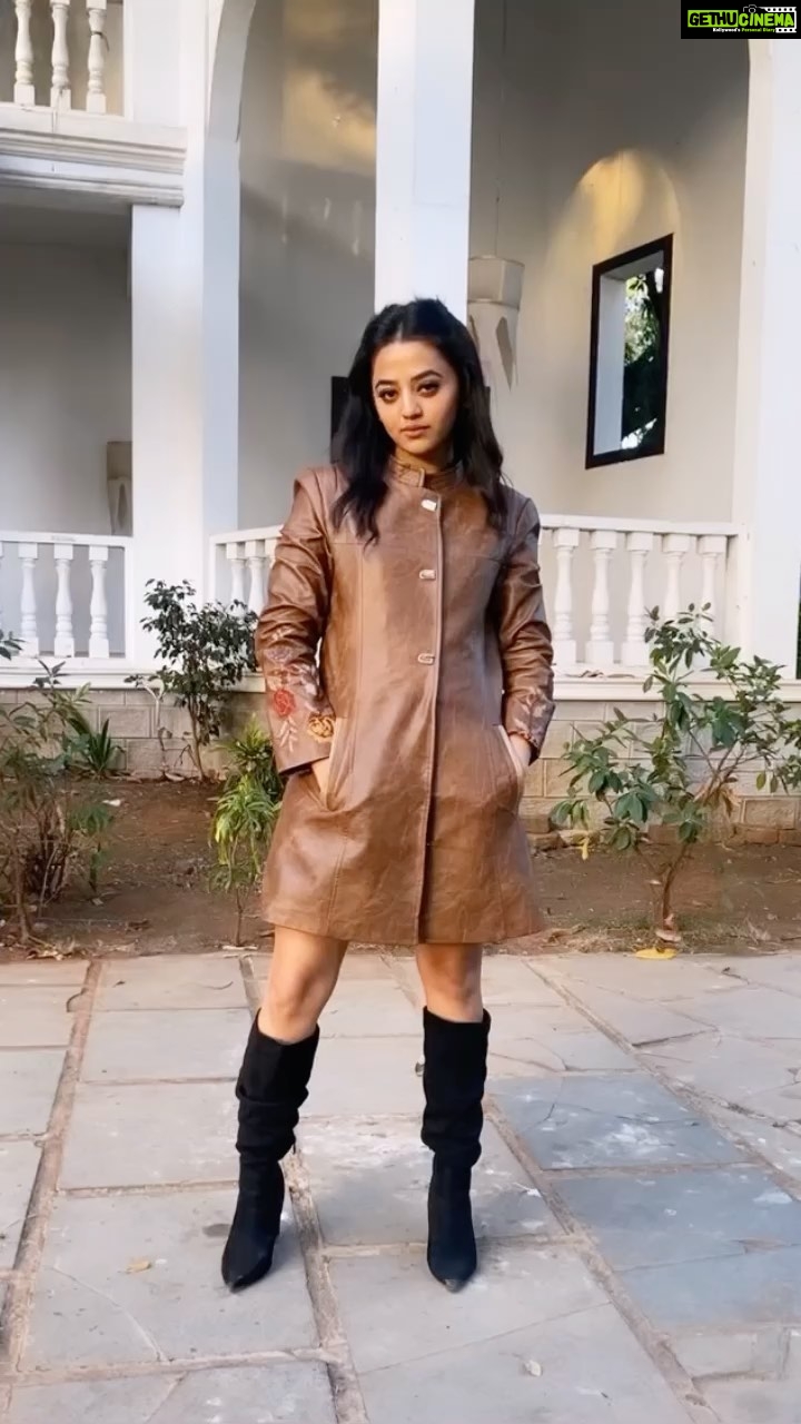 Helly Shah - 384K Likes - Well #dontrushchallenge ✌🏻