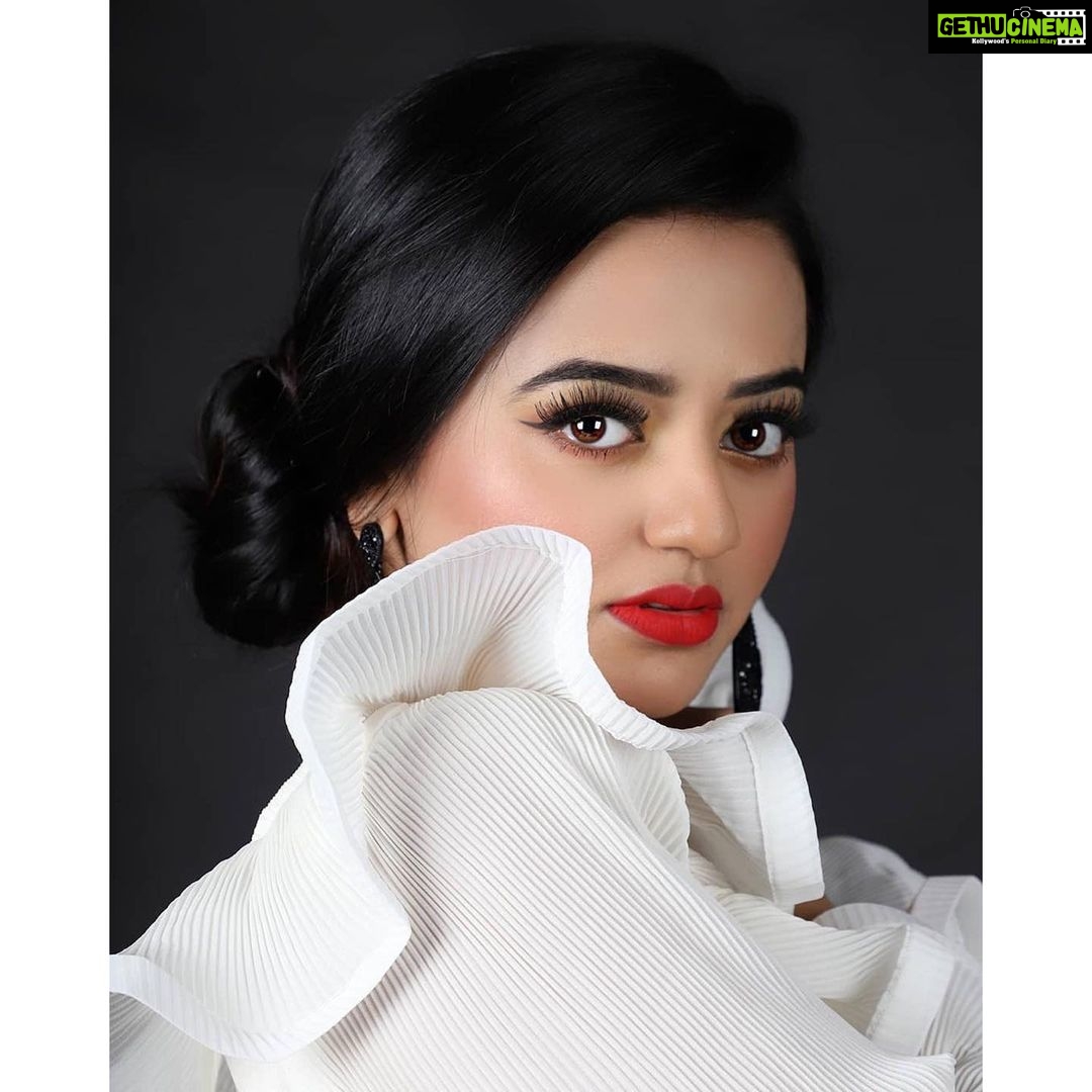 Helly Shah - 172.7K Likes - 💋