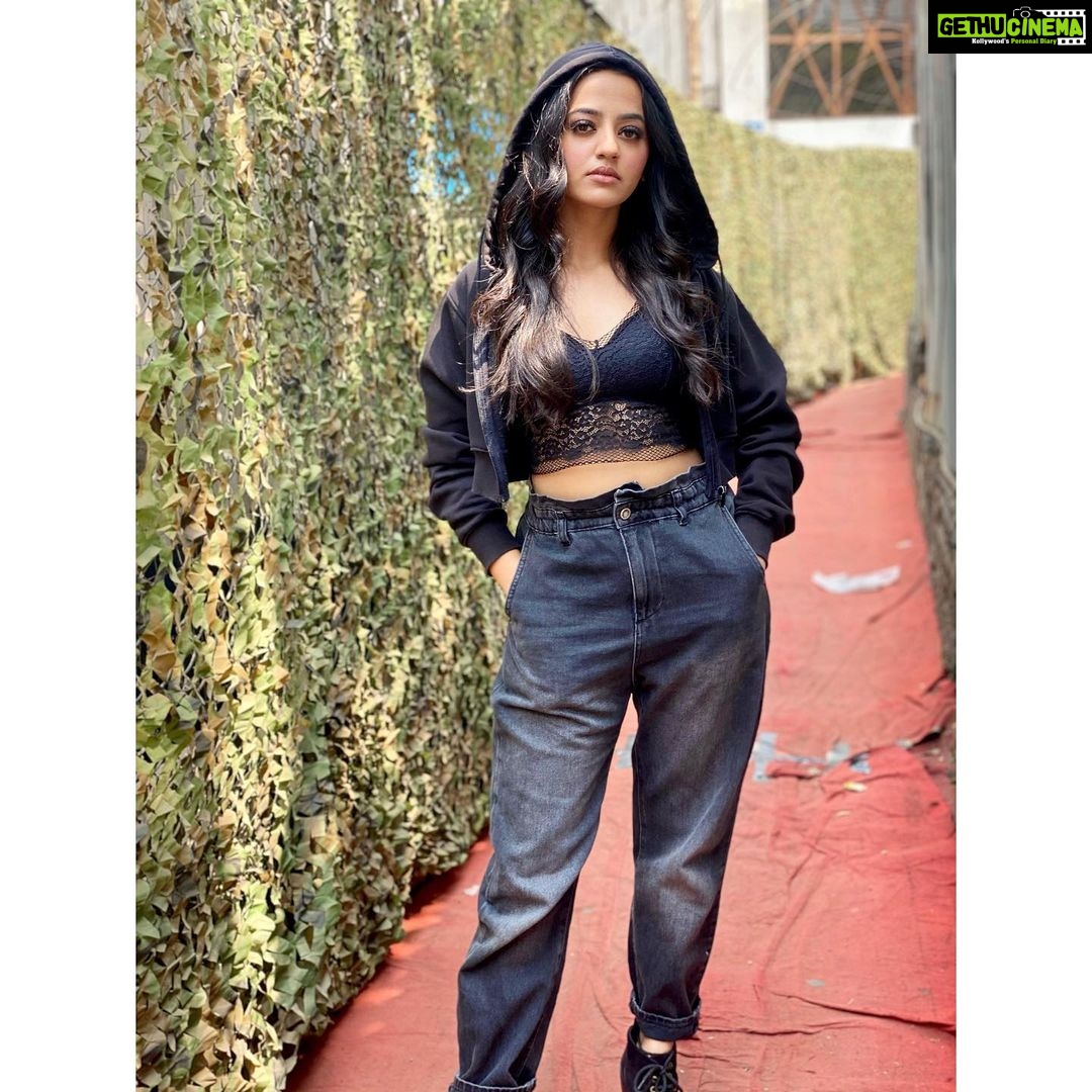Helly Shah - 171.8K Likes - ✌🏻