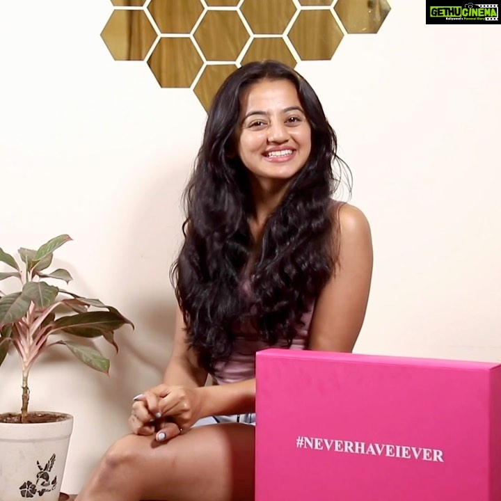 Helly Shah Instagram - Hai na quick and convenient? I told ya! 😎 Now get home @VeetIndia Cold Wax Strips, the future of waxing and say goodbye to your body hair woes in 3 simple steps- Peel, Apply and Pull! Oh and did I tell you? It even comes with perfect finish wipes for a mess free experience! #VeetItToBelieveIt ✨❤️