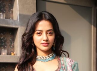 Helly Shah Instagram - May this Diwali brings you every joy and blessings 🧿❤️ HAPPY DIWALI 🪔🪔🪔 📸- @aashkapatelphotographyy 👗- @deepikapritiofficial 💍- @prihanjewelry 💄-@nishachandnanii 💇‍♀️- @makeoversbydhruvidoshi