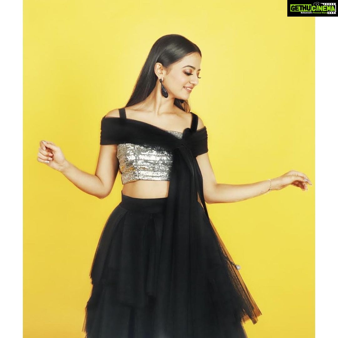 Helly Shah Instagram - This piece is designed for the strong women of today. Women who have Power Passion and Compassion..! The shimmer crop top and the pleated skirt and the dupatta completes the set and makes you look even more beautiful 🖤 . Dm @fomo_thelabel to check out the amazing collection and shop this look. . . HS X #FOMO . . . . . . . . #hellyshah#fomo#fomokolkata#passion#strong#women#power#selflove#compassion#festive#colour#selflove#2020