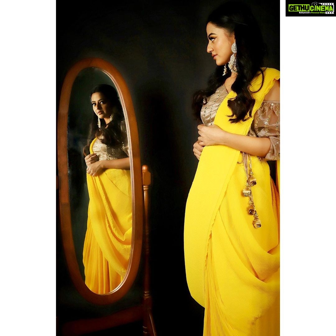 Helly Shah Instagram - For festivals , we mostly want to wear ethnic. So, This Festive Season,we decided to make an Indian Saree and give some of my modern touch to it..!💛 . Self Love’20 . DM @fomo_thelabel to get this Modern Saree Look..!😊 . HS X @fomo_thelabel . . . 📸 - @aashkapatelphotographyy Jewellery - @mushcreations . . . . #hellyshah#fomo#kolkata#hellyshahofficial#fashion#festival#coloursselflove#2020