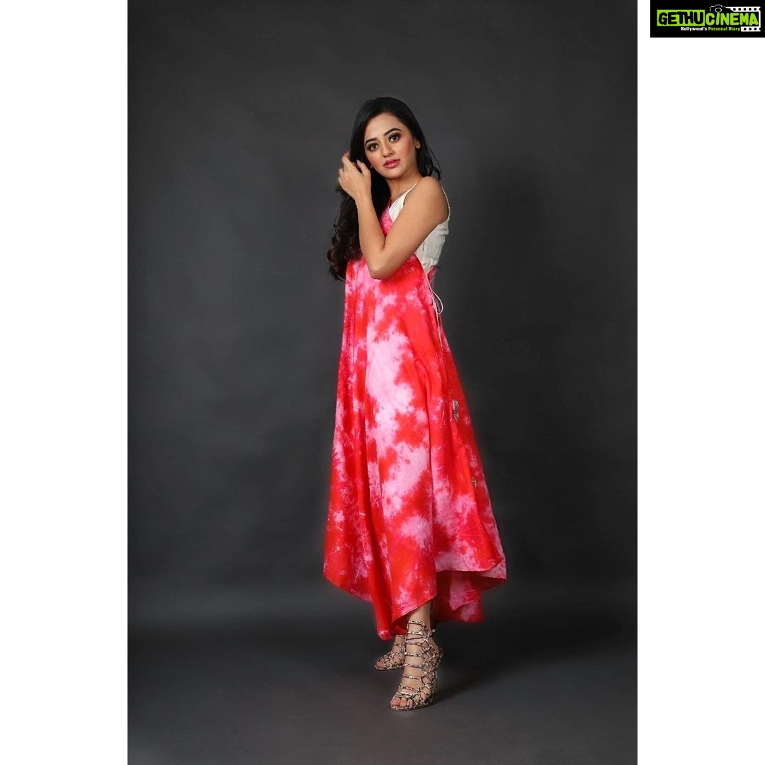 Helly Shah Instagram - When we were designing this look, we thought that this ensemble should define every single girl who wants to dress light and look her best..π . HS X @fomo_thelabel . DM @fomo_thelabel to shine like me and get this beautiful look..!π€ . . πΈ- @aashkapatelphotographyy . . . . #hellyshah#fomo#fomokolkata#fashion#festive#collection#hellyshahofficial#fashionable#selflove#2020