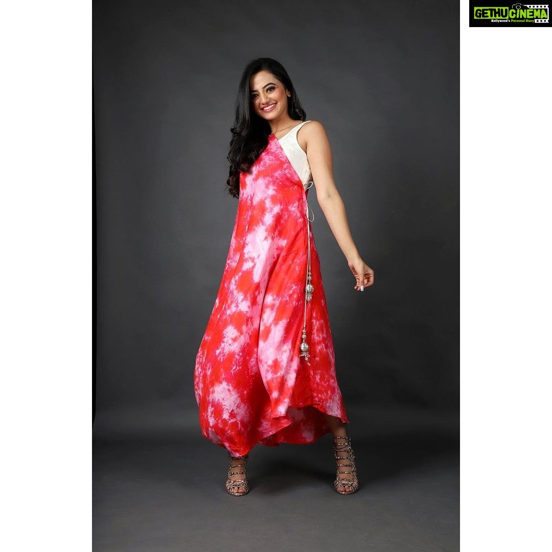 Helly Shah Instagram - When we were designing this look, we thought that this ensemble should define every single girl who wants to dress light and look her best..π . HS X @fomo_thelabel . DM @fomo_thelabel to shine like me and get this beautiful look..!π€ . . πΈ- @aashkapatelphotographyy . . . . #hellyshah#fomo#fomokolkata#fashion#festive#collection#hellyshahofficial#fashionable#selflove#2020