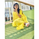 Helly Shah Instagram - That’s me during our cruise schedule when I figured how to take advantage of the longgg trail of my gown , sipping my Green tea with my white sneakers on and trying to protect myself from the scorching heat with the help of my Beautiful Sunshine Gown and a thermocol sheet on top ✌🏻🙂. . Also swipe left to see the trail of my gown in the last picture 🙌🏻