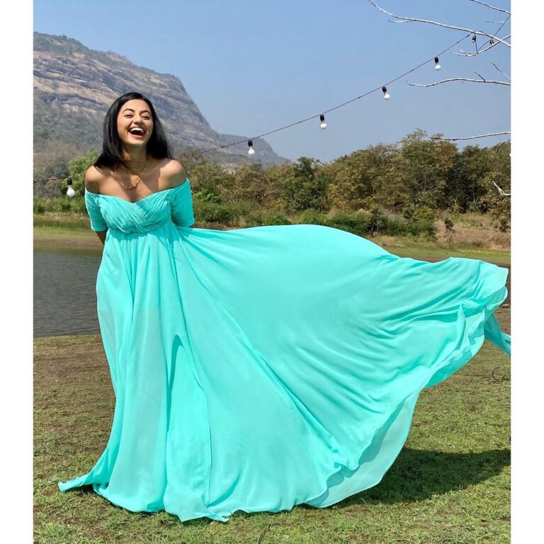 Helly Shah Instagram - Lady in the Turquoise Gown 🙂. . Styled by @shivanishirali ❤️. . P.S - Too much dedication and sincere hardwork by my team went into the making of all these pictures , the video of which will be up soon 🙂🙏🏻🙃