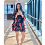 Helly Shah Instagram - Hey hi .. Thats my first mirror picture of 2020 taken in 2019 😆🤣🤪( Tried to follow the type of captions trending these days 🤓🙂😂)