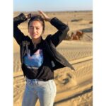 Helly Shah Instagram - Wait wait , let me fix my hair !!🙄 That’s me almost everytime I tried to get clicked during our desert safari and my hair never cooperated with me 😏 being all over my face ..😑 So all i could get was this ~ me trying to make a bun followed by getting irritated and then finally a pony tail 🙂🙂. . . Emotions captured by @vidhiipandya