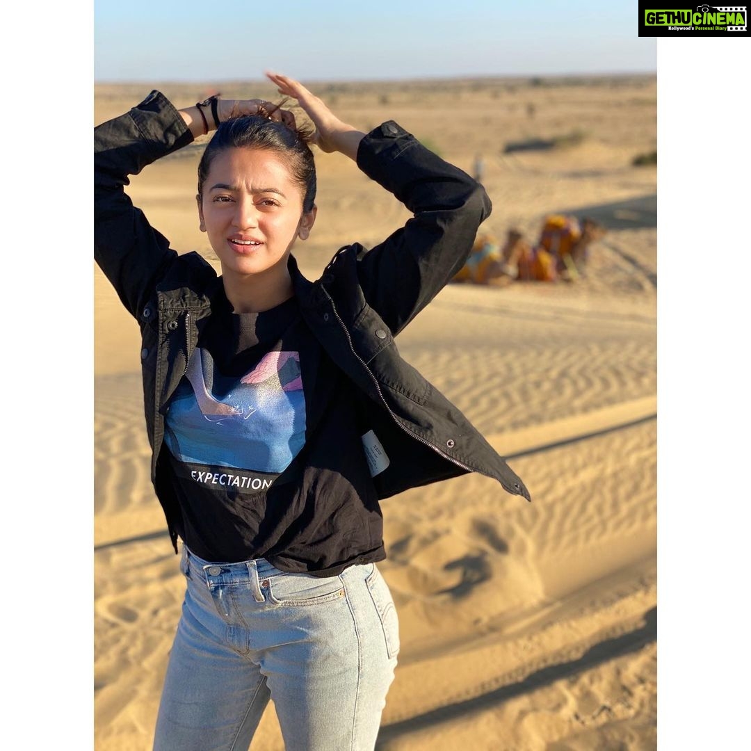 Helly Shah Instagram - Wait wait , let me fix my hair !!π Thatβs me almost everytime I tried to get clicked during our desert safari and my hair never cooperated with me π being all over my face ..π So all i could get was this ~ me trying to make a bun followed by getting irritated and then finally a pony tail ππ. . . Emotions captured by @vidhiipandya