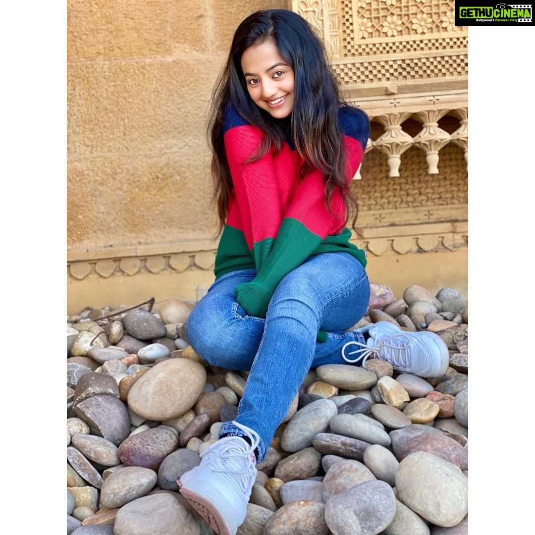 Helly Shah Instagram - Cold , cozy weather . Snuggling in a soft , warm sweater . In the perfect Sun , wish I had some Hot chocolate and a bun 😌😋. @deserttulipjaisalmer Desert Tulip Jaisalmer