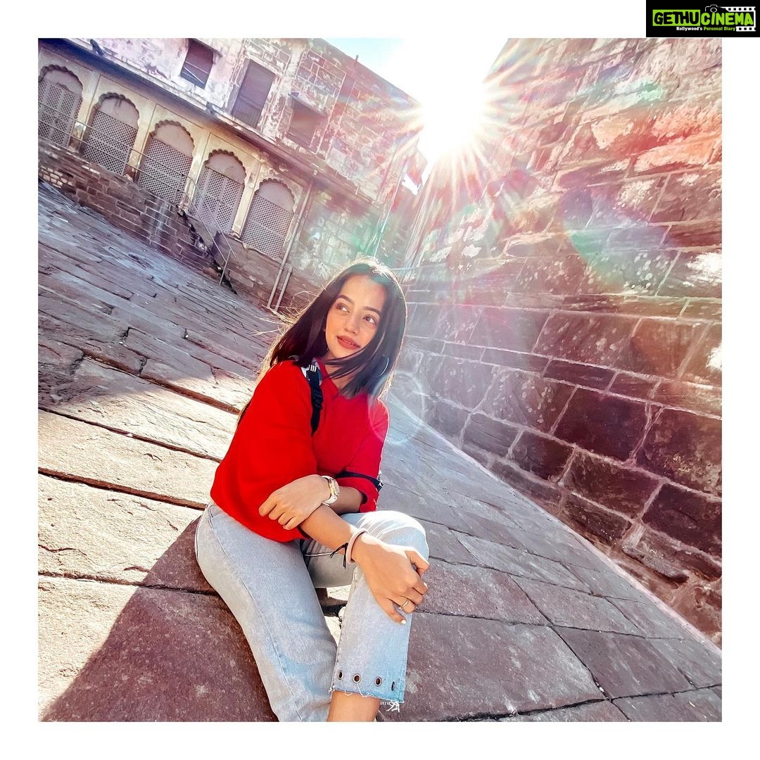 Helly Shah Instagram - When in Jodhpur ❤️ . . . #palaces #history #beauty #sunkissedhair . . . . Clicked by @vidhiipandya 📸