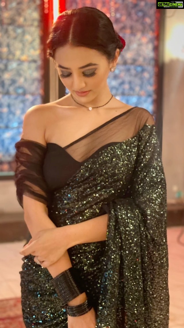 Helly Shah - 241K Likes - #sareelove 🌟🌝❤️