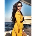 Helly Shah Instagram – Just randomly realised that i posted last two pictures in yellow Outfits so thought might as well I post one more 🤷🏼‍♀️😶🙂 Bas yun hi 🙃😎
#randomness