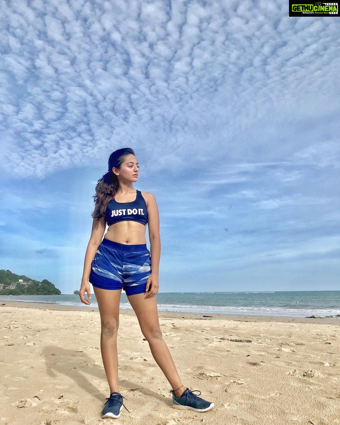 Helly Shah Instagram - Mind , Body & Spirit ❤️. . . I feel the best part about my trips with @fitzupofficial is the morning Workout 🥳😎 Gets u inspired, motivated ... So much to learn , so much more to do , but as they say every small step is important and each step counts 🥰💖 . . @fitzupofficial @tat.india #fitnessfiestainphuket #amazingthailand Phuket, Thailand