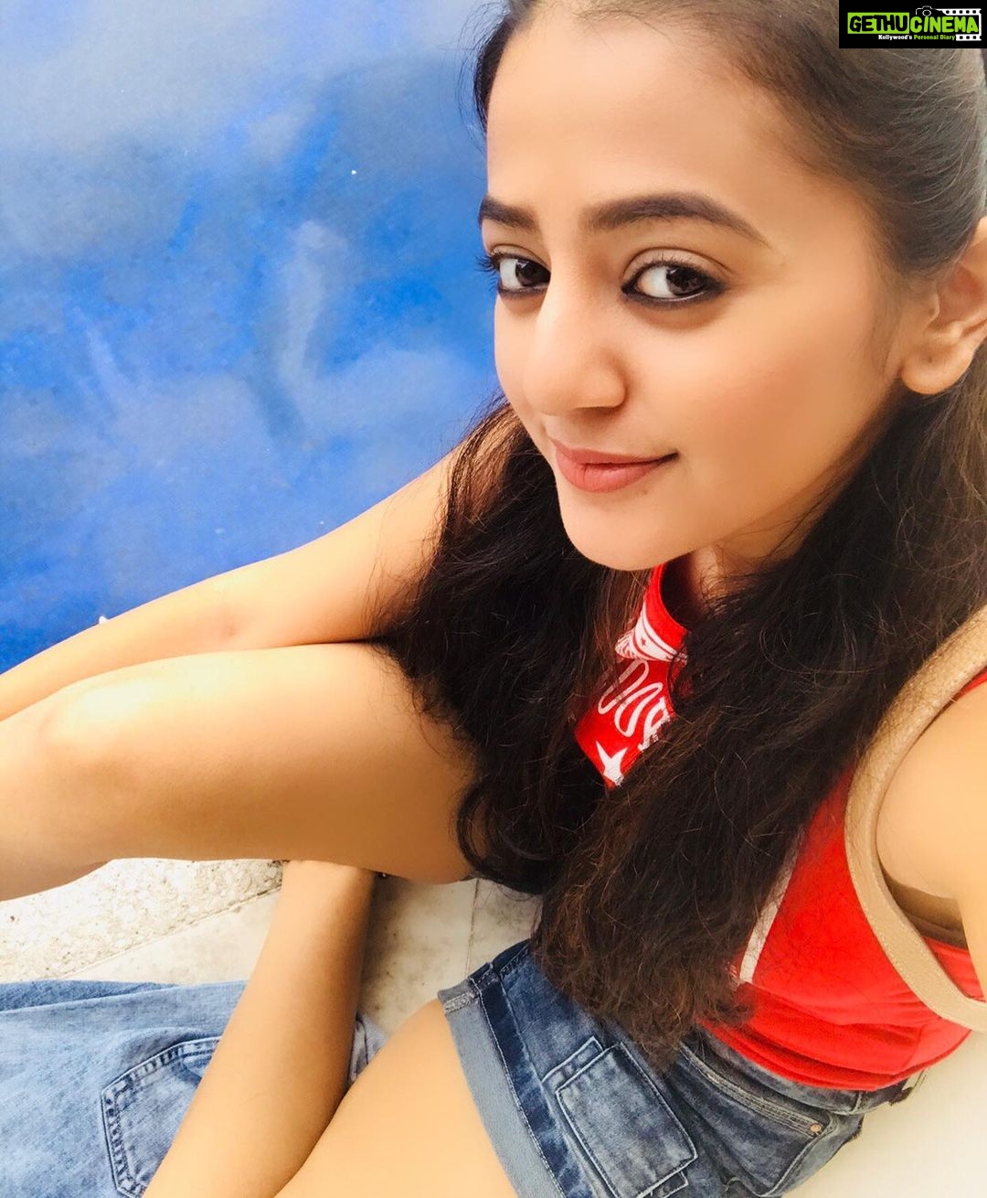 Helly Shah Instagram - Don’t be distracted by views of others . Focus on what enrages and inspires you . The most exhilarating experiences are generated in mind , triggered by information that challenges our thinking . If you’re excited by a subject that no one else is , all that should matter to you is that you are interested... 🔥🔥🔥. . . P.S - Random thoughts while you are home , unwell 🤒