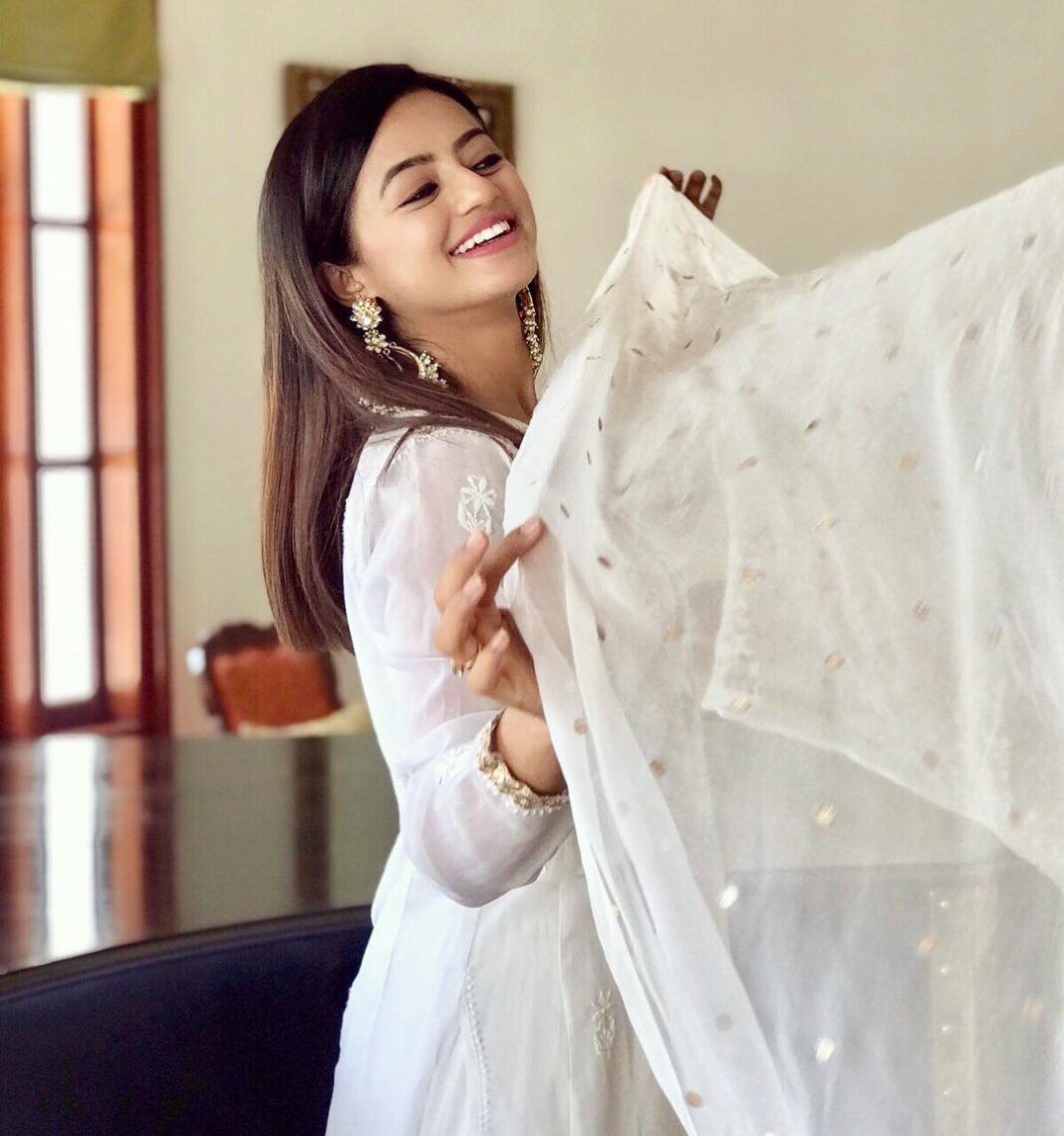 Helly Shah Instagram - I can sing and dance . I can smile - a lot 🥳