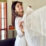 Helly Shah Instagram - I can sing and dance . I can smile - a lot 🥳