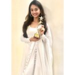 Helly Shah Instagram – Ecstatic receiving the ‘Youngest Achiever Award ‘ at the ASPIRINGSHE WOMEN ACHIEVERS’ AWARDS and that too amongst the most inspiring , experienced and encouraging #100WomenAchievers who have excelled in their respective fields … ( which makes it all the more special 😌 ) I wish i was able to witness this grand gathering … 💝
Thank you @aspiringshe ( Saumyata Towari and Major Arwind Tiwari ) for this honour n recognition .. I feel extremely overwhelmed 😇 .
.
Grateful ❤️ Thank You 🧚‍♀️🤗