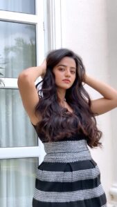Helly Shah Instagram - 🧚‍♀️💝 Team - @prabhmakeover @hairfyvivek 🎉