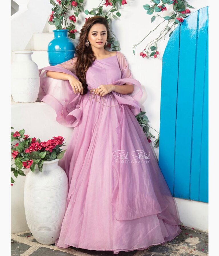 Helly Shah Instagram - Of earth and stardust......💫✨ . . . @enlighten_india_magazine Photography: @sajidshahidphotography Assisted by: @shilpakhatwani Outfit by: @karigiri2012 Makeup: @jitinrathore Stylist: @tanishqmalhotraa Picture Destination