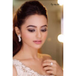 Helly Shah Instagram - “When we are mindful, deeply in touch with the present moment, our understanding of what is going on deepens, and we begin to be filled with acceptance, joy, peace and love.” . . @ajaypatilphotography How beautifully you have managed to capture me in like just 2 mins 😍☺️