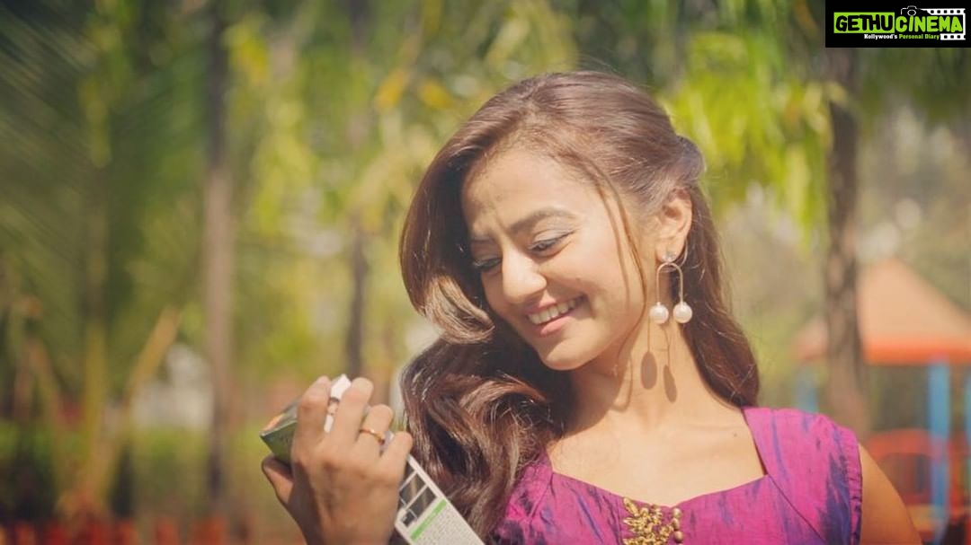 Helly Shah Instagram - Heyy guys !❤️ I’m so glad to share my new look for the wedding season! I decided to Go NEW , Go BROWN with #GarnierColorNaturals Love how this RICH BROWN complements my skin , n also makes my hairstyles look even more amazing! @garnierindia 💝 #sponsored . . Video credits: @mohitvaru MUA: @ladyatplay_bytarsha . . . P.S - Have already received hell lot of compliments ... Cant wait for more 😌🤷🏼♀️