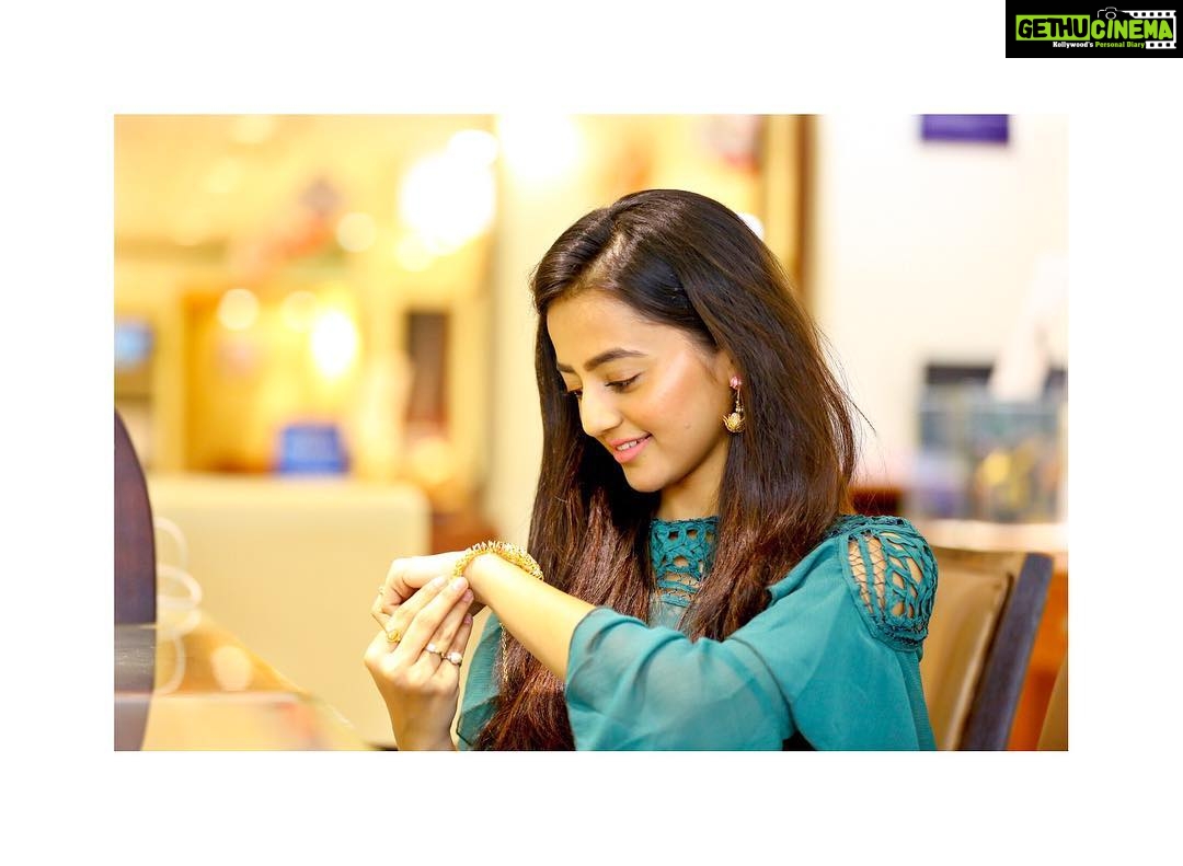 Helly Shah Instagram - Love is Limitless, Love is Timeless and for me Love is when she wraps her arms around me. She never misses an opportunity to hug me and hence Every Day Is a Love Day for me. Picking up something beautiful for the most precious person in my life - My MOM π . Choose from a wide array of gold, diamond & platinum jewellery that are as pure as your love & Avail Exciting offers at nearest @RelianceJewels showroom . #RelianceJewels #EveryDayIsLoveDay #CelebratingLove