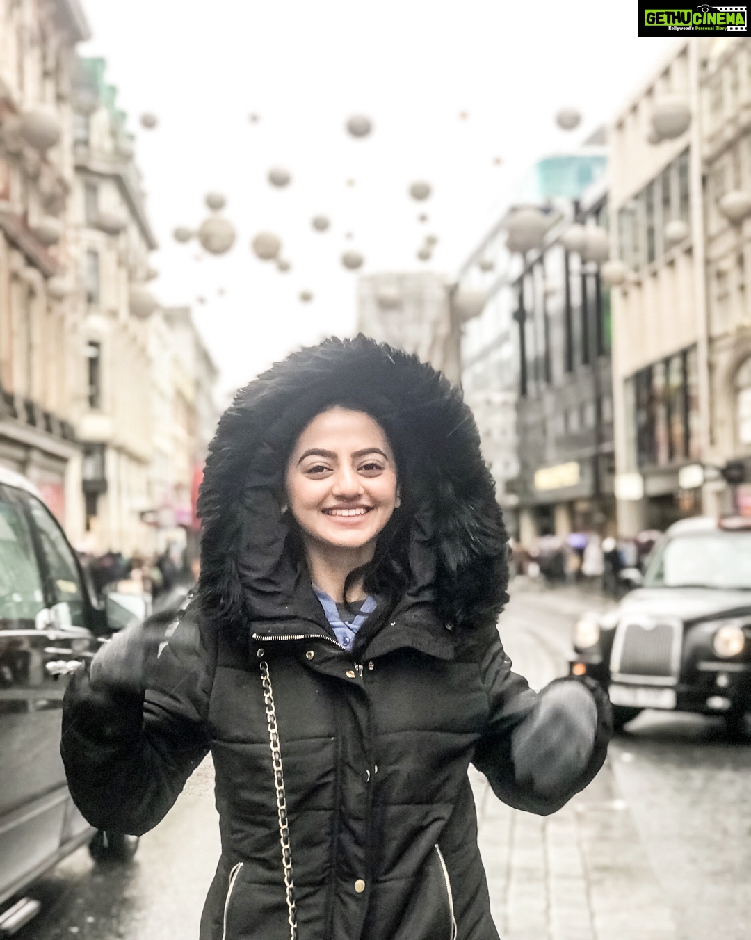 Helly Shah Instagram - #londonrains 😌😍 Oxford Street