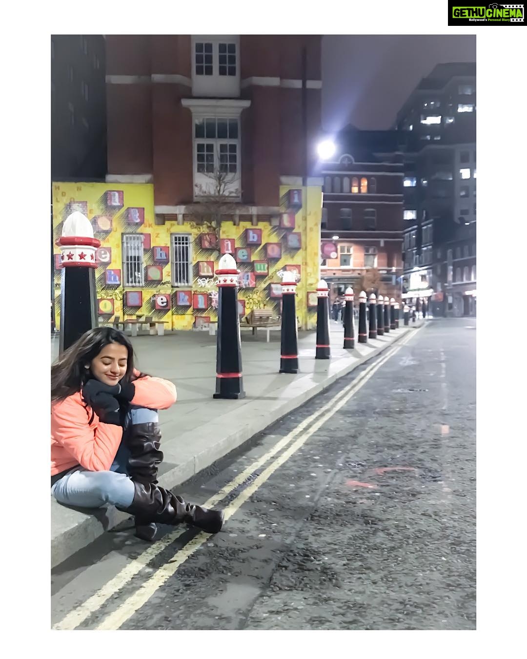Helly Shah Instagram - If you’re not lost , you r not much of an explorer ... #londondiaries ❤️ London, United Kingdom