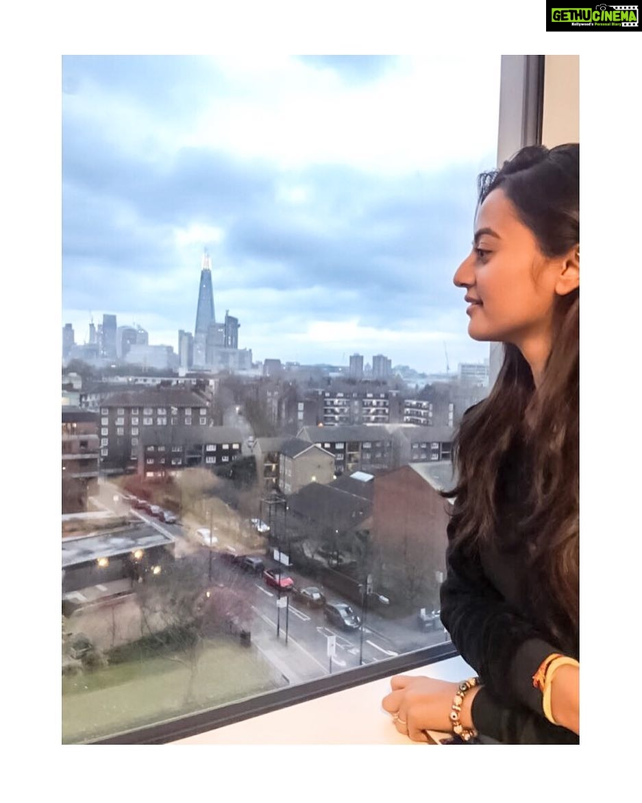 Helly Shah Instagram - Straight out of a painting β€οΈ #londondiaries π . . Merry Christmas πβΊοΈ London, United Kingdom
