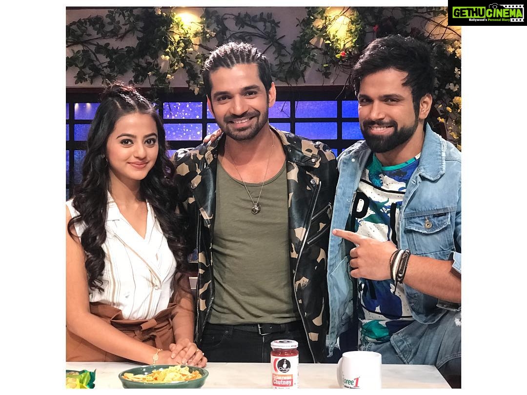 Helly Shah Instagram - I don’t even remember that last when did i laugh so much like the way i did yesterday 😂 (doesn’t seem in the picture ) But i am sure the episode is definitely going to prove it n also all the fun n blunders that we had in the kitchen area .. 😂😜 #fremantlemedia #rasoikijungmummyonkesung @colorstv