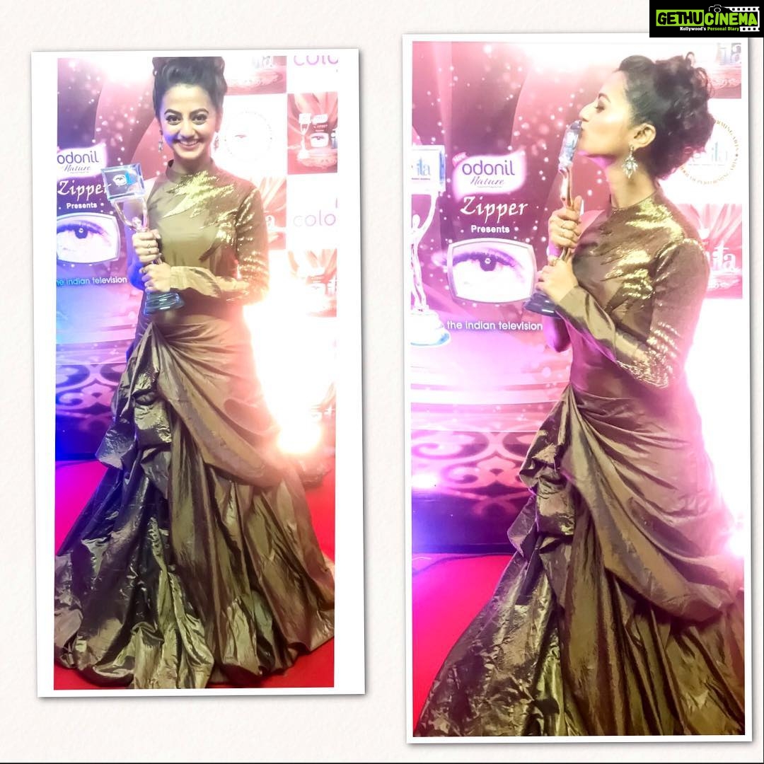 Helly Shah Instagram - Grateful 💝 This award just poured in me some huge amount of extra motivation, inspiration and confidence to work harder n harder and do something spectacular everytime and continue live my passion.. Cant thank enough to all my fans (crazy hellyholics) Felt just super amazing taking back home this beautiful trophy .. @colorstv @anuranjan1010 @theita_officialpage #ita2017 #bestactresspopular
