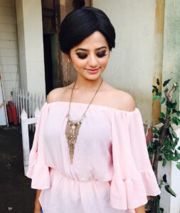 Helly Shah Instagram - On the hunt for becoming who she was not .. #devanshi #7pm #watchhernewjourney #newlook 😋💃🏻 @colorstv P.S - I look so different 🤷🏼‍♀️💃🏻