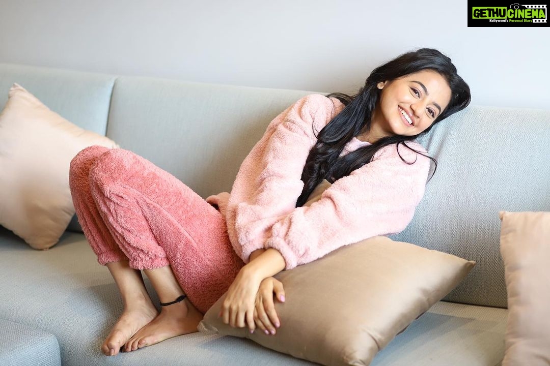 Helly Shah - 171.5K Likes - 🤪
📸- @aashkapatelphotographyy
💄- @pinallsoni
💇♀️- @thestudio_a