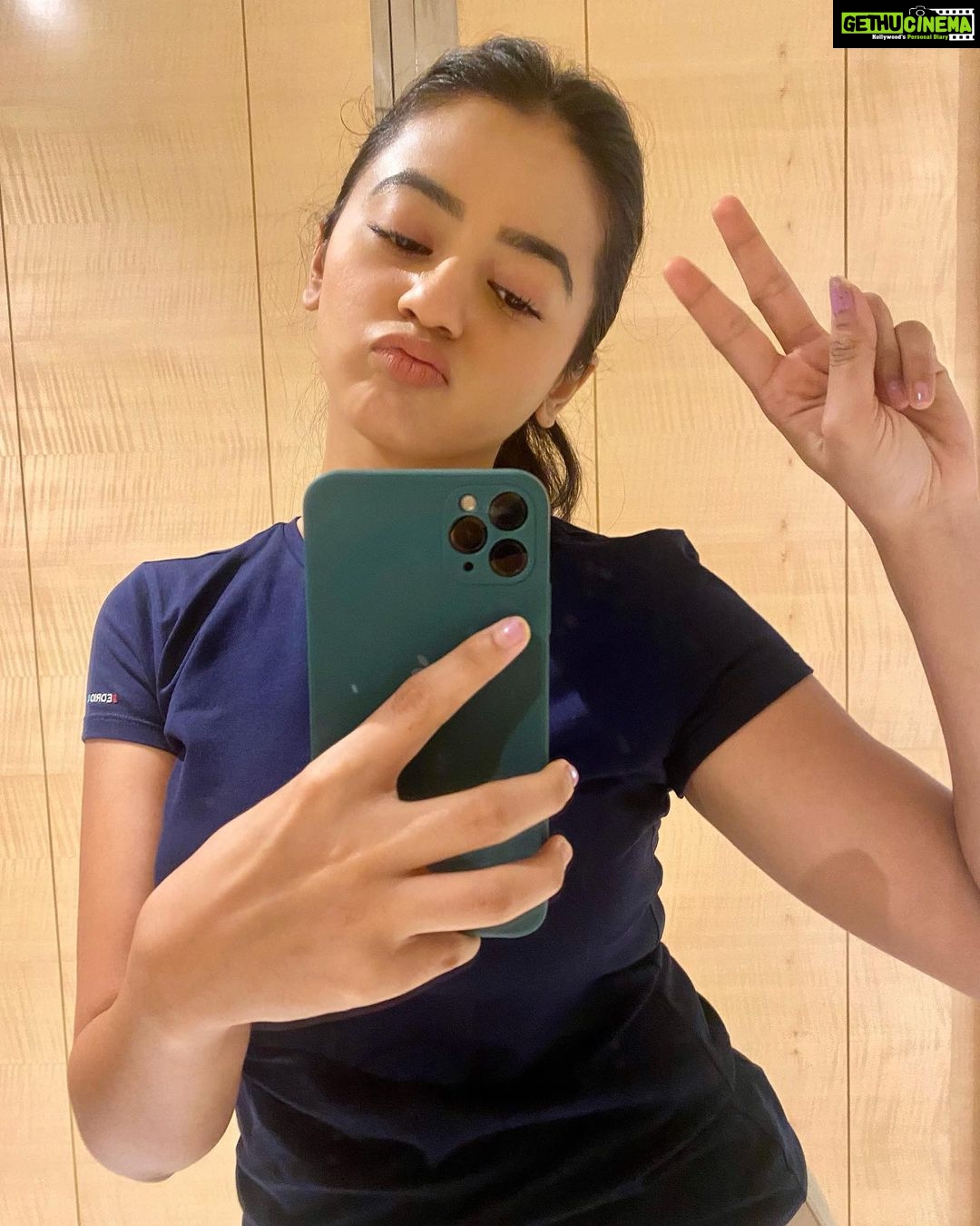 Helly Shah - 165.2K Likes - ✌🏻