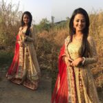 Helly Shah Instagram – Gold n red n glitters n mirrors n shimmer ☺️❤️ Loved the outfit 😍