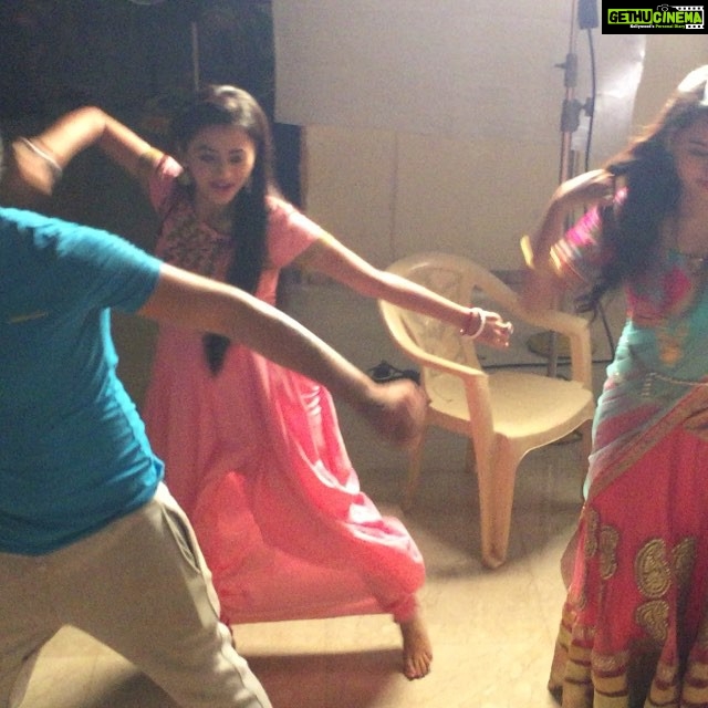 Helly Shah Instagram - Namish teaches us few steps of locking popping ..... 😄😜 @tanejanamish @tejaswiiiii