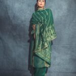 Hina Khan Instagram – Outfit : @gopivaiddesigns 
Jewels – @koharbykanika @stylorisilver
Glam squad @sachinmakeupartist1 @arbazshaikh6210 
📸 @rishabhkphotography
