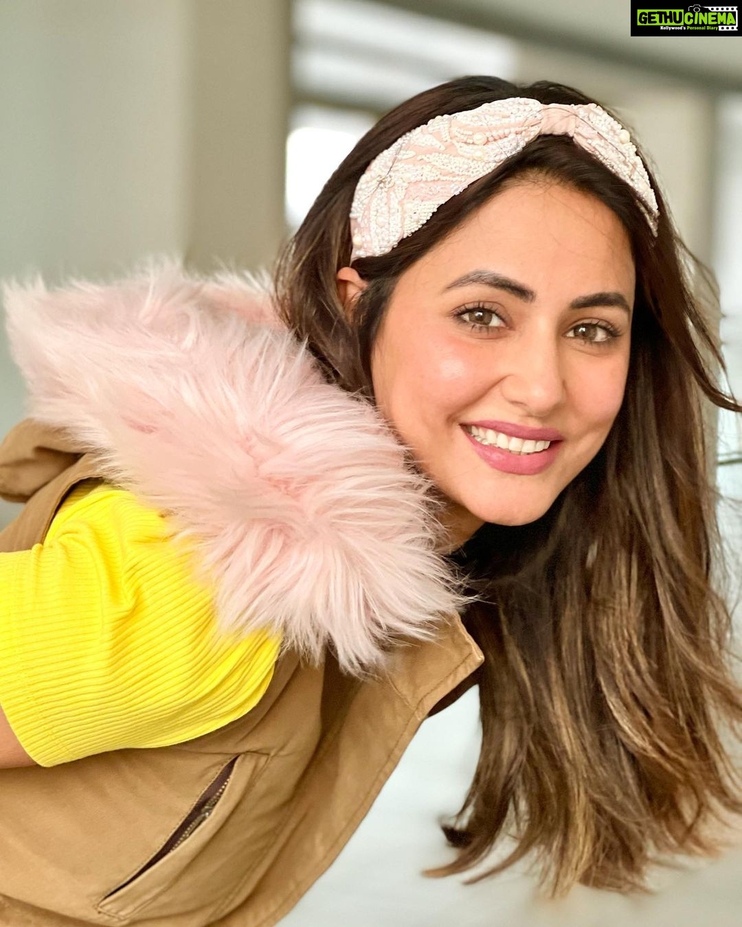 Hina Khan Instagram - Now you know what takes care of my hair when I’m not shooting! 😌💃🏼 I’m always surprised at how effortlessly these stunning pieces from @joeyandpooh add to my style and are so comfortable that you can live in them. You literally don’t have to wait for an occasion to wear them. 💃🏼 They’ve got a wide variety of Elegant and fun headbands. Sharing some of my favourites with you all. ♥️ Shop these beauties on www.joeyandpooh.com