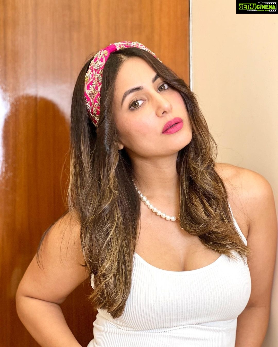 Hina Khan Instagram - Now you know what takes care of my hair when I’m not shooting! 😌💃🏼 I’m always surprised at how effortlessly these stunning pieces from @joeyandpooh add to my style and are so comfortable that you can live in them. You literally don’t have to wait for an occasion to wear them. 💃🏼 They’ve got a wide variety of Elegant and fun headbands. Sharing some of my favourites with you all. ♥️ Shop these beauties on www.joeyandpooh.com