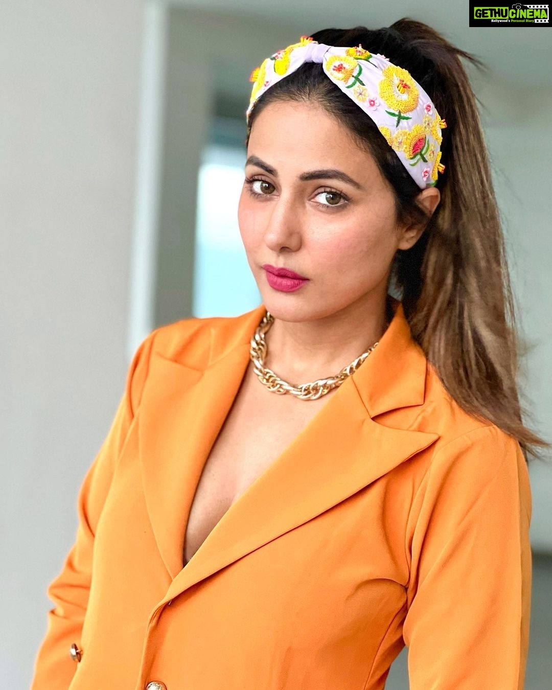Hina Khan Instagram - Now you know what takes care of my hair when I’m not shooting! 😌💃🏼 I’m always surprised at how effortlessly these stunning pieces from @joeyandpooh add to my style and are so comfortable that you can live in them. You literally don’t have to wait for an occasion to wear them. 💃🏼 They’ve got a wide variety of Elegant and fun headbands. Sharing some of my favourites with you all. ♥️ Shop these beauties on www.joeyandpooh.com