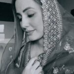 Hina Khan Instagram - Keh rahi hai har nazar, Banda Parwar shukriya.. #reels #feelitreelit #trending #blackandwhite #oldisgold #ReelsWithHK