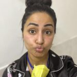 Hina Khan Instagram - Harsh Reality : These days life and insta both are mostly about nice pictures with lovely visuals..but when it’s 2020x2(2022) I guess the reality is twice as difficult as 2020.. When everyone in the family tests positive for covid and you are the only negative in the house, you have to gear up with masks and sanitisers 24x7 and look after the entire family..safe to say there will be marks behind .. just like the ones I got after wearing my masks 24/7 But as they say when life presents itself as an obstacle course .. become a ninja warrior.. or atleast try.. And this post is to tell you that trying is enough.. it gets you to the other side just fine.. Let us all try and fight it again .. with scars and battle marks .. just like a warrior.. This too shall pass and remember when Life gives you lemons make a bloody lemonade 🍹 P.S- #BathroomSelfie 😜 #NinjaWarrior #FighterForReal #RealityIsHarsh #DoubleMaskUp #MaskIsYourShield #sherrkhanisback #InspireYourselfToInspireOthers #DaddysStrongGirl