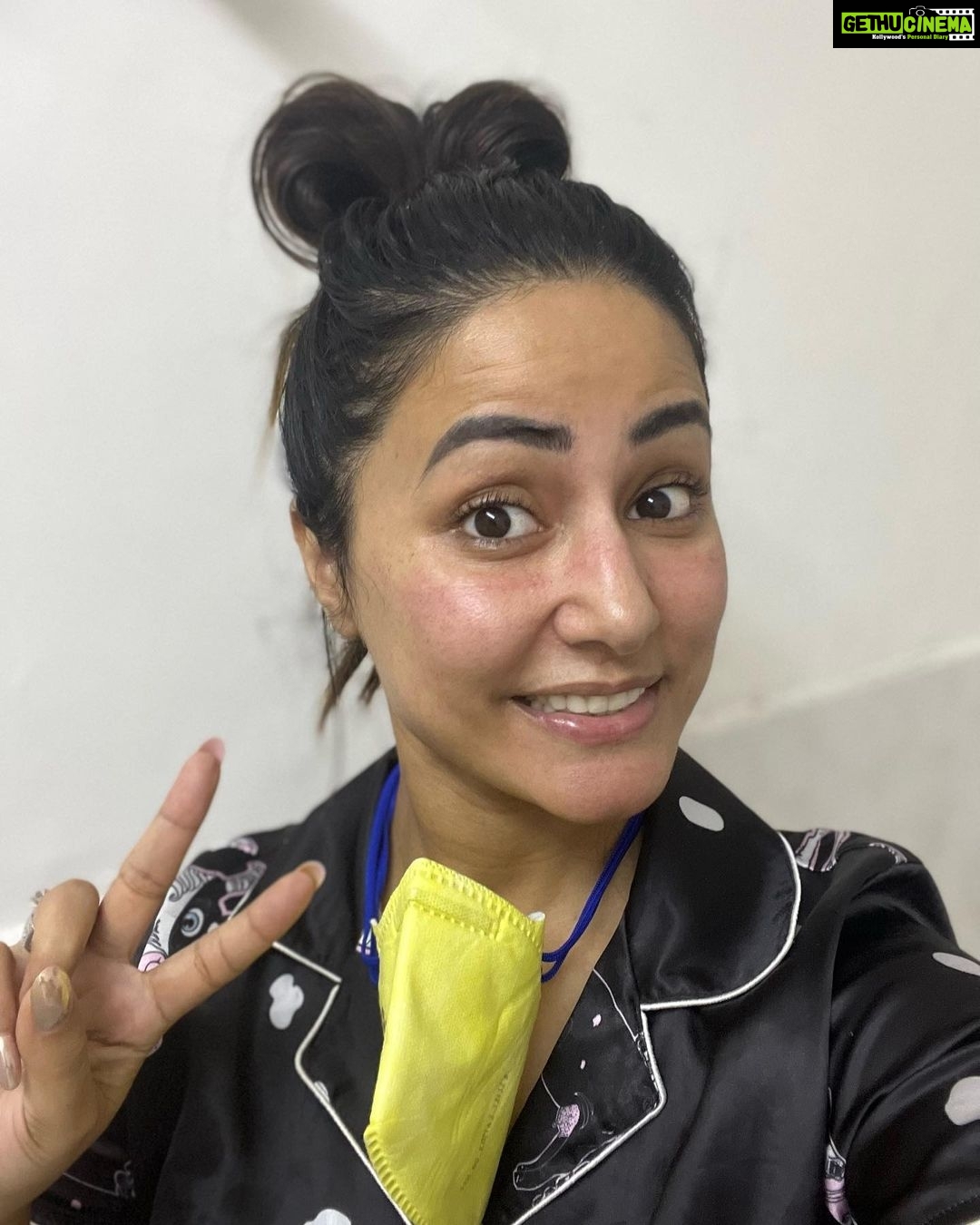 Hina Khan Instagram - Harsh Reality : These days life and insta both are mostly about nice pictures with lovely visuals..but when it’s 2020x2(2022) I guess the reality is twice as difficult as 2020.. When everyone in the family tests positive for covid and you are the only negative in the house, you have to gear up with masks and sanitisers 24x7 and look after the entire family..safe to say there will be marks behind .. just like the ones I got after wearing my masks 24/7 But as they say when life presents itself as an obstacle course .. become a ninja warrior.. or atleast try.. And this post is to tell you that trying is enough.. it gets you to the other side just fine.. Let us all try and fight it again .. with scars and battle marks .. just like a warrior.. This too shall pass and remember when Life gives you lemons make a bloody lemonade 🍹 P.S- #BathroomSelfie 😜 #NinjaWarrior #FighterForReal #RealityIsHarsh #DoubleMaskUp #MaskIsYourShield #sherrkhanisback #InspireYourselfToInspireOthers #DaddysStrongGirl