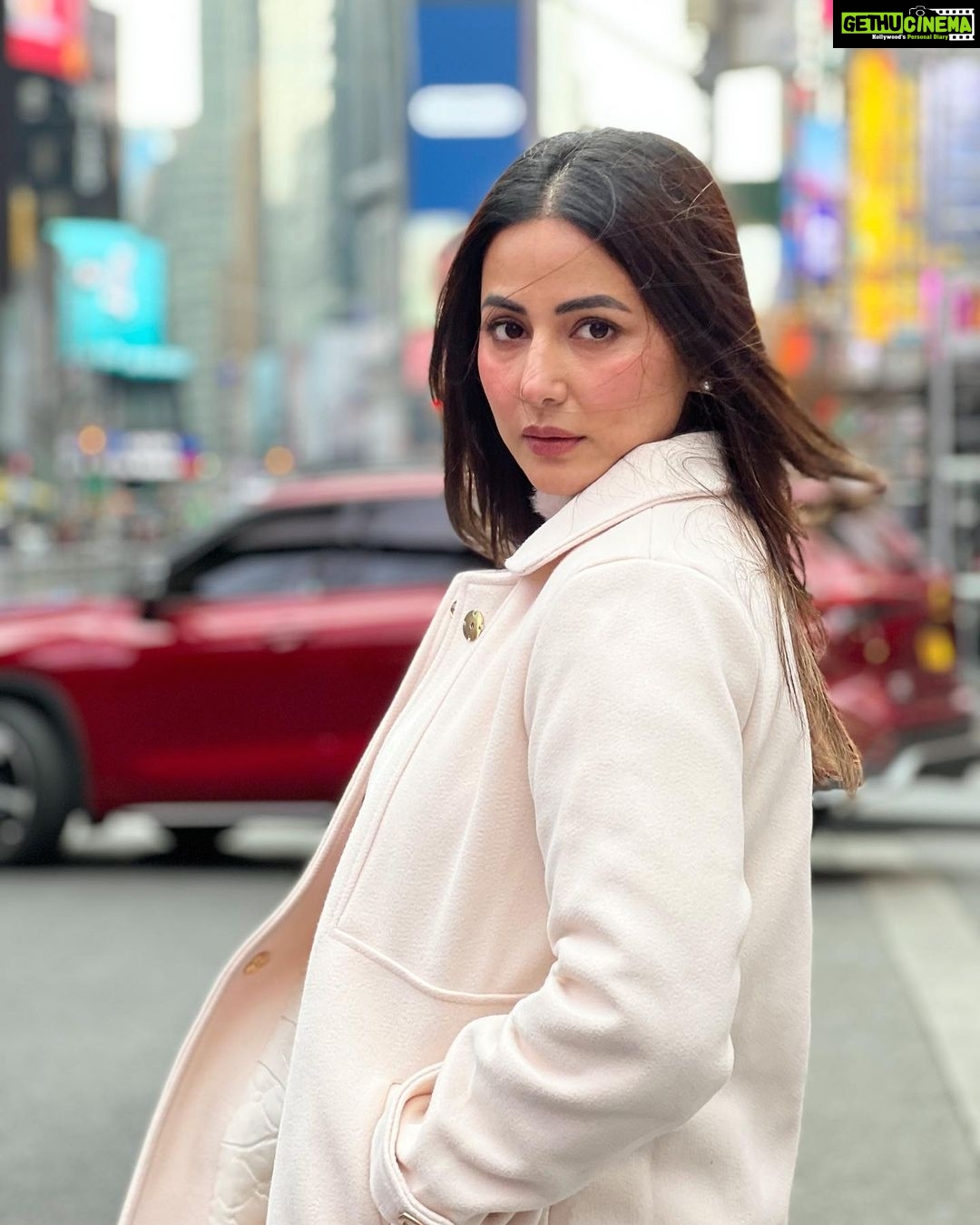 Hina Khan Instagram - Hello NYC ! #nyc #2022 #travelphotography #WinterFashion