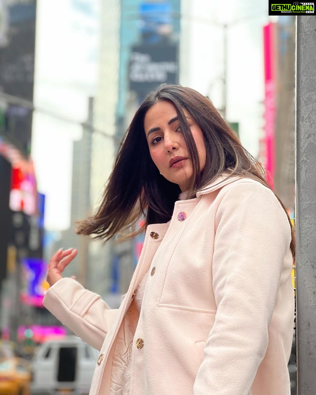 Hina Khan Instagram - Hello NYC ! #nyc #2022 #travelphotography #WinterFashion