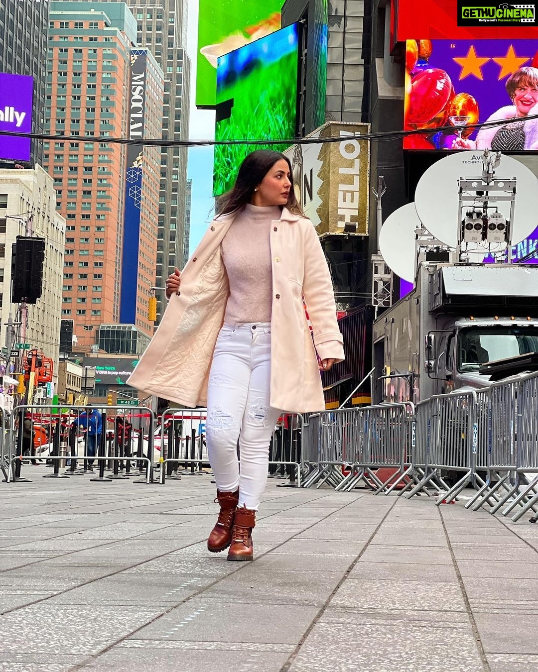 Hina Khan Instagram - Hello NYC ! #nyc #2022 #travelphotography #WinterFashion