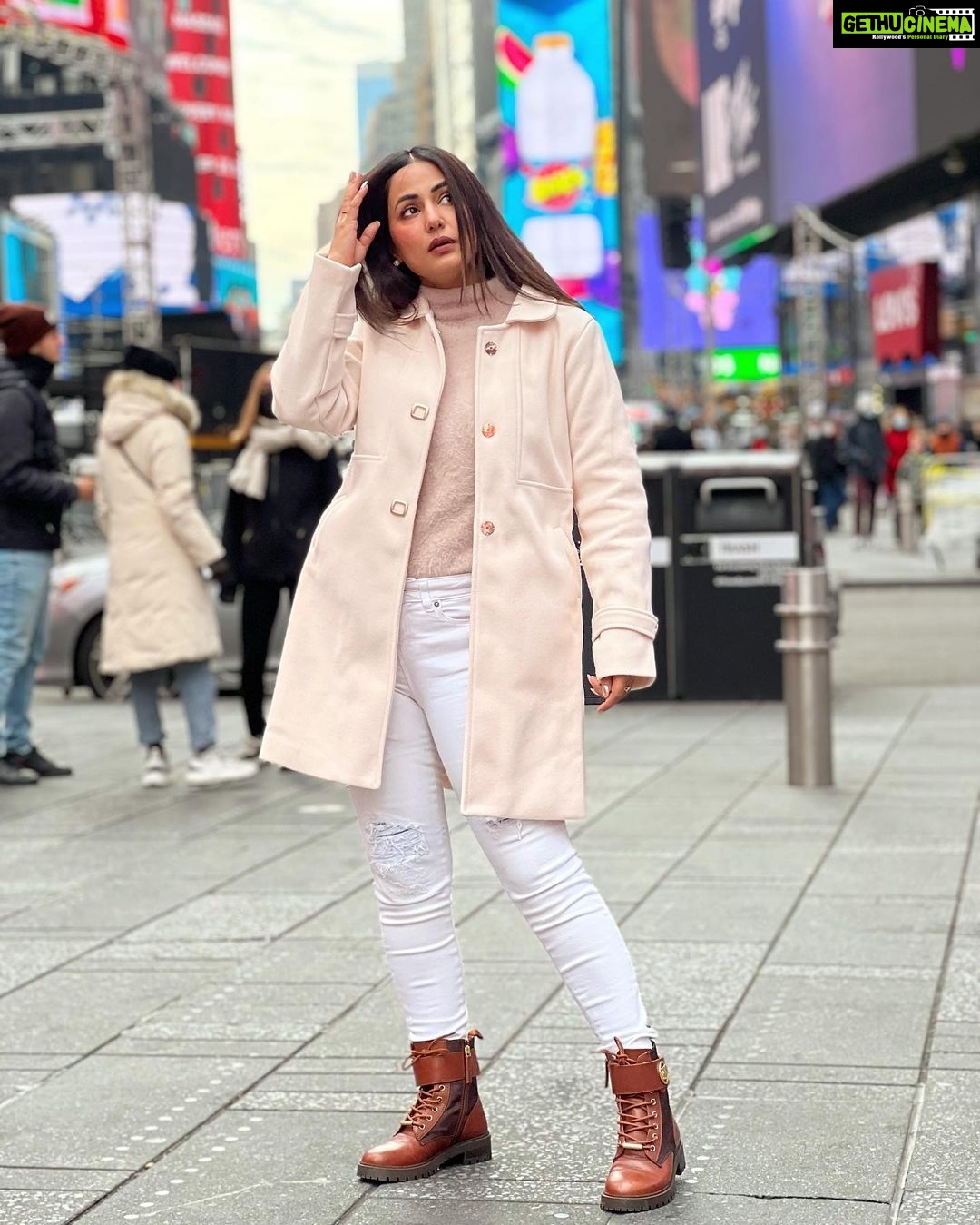 Hina Khan Instagram - Hello NYC ! #nyc #2022 #travelphotography #WinterFashion
