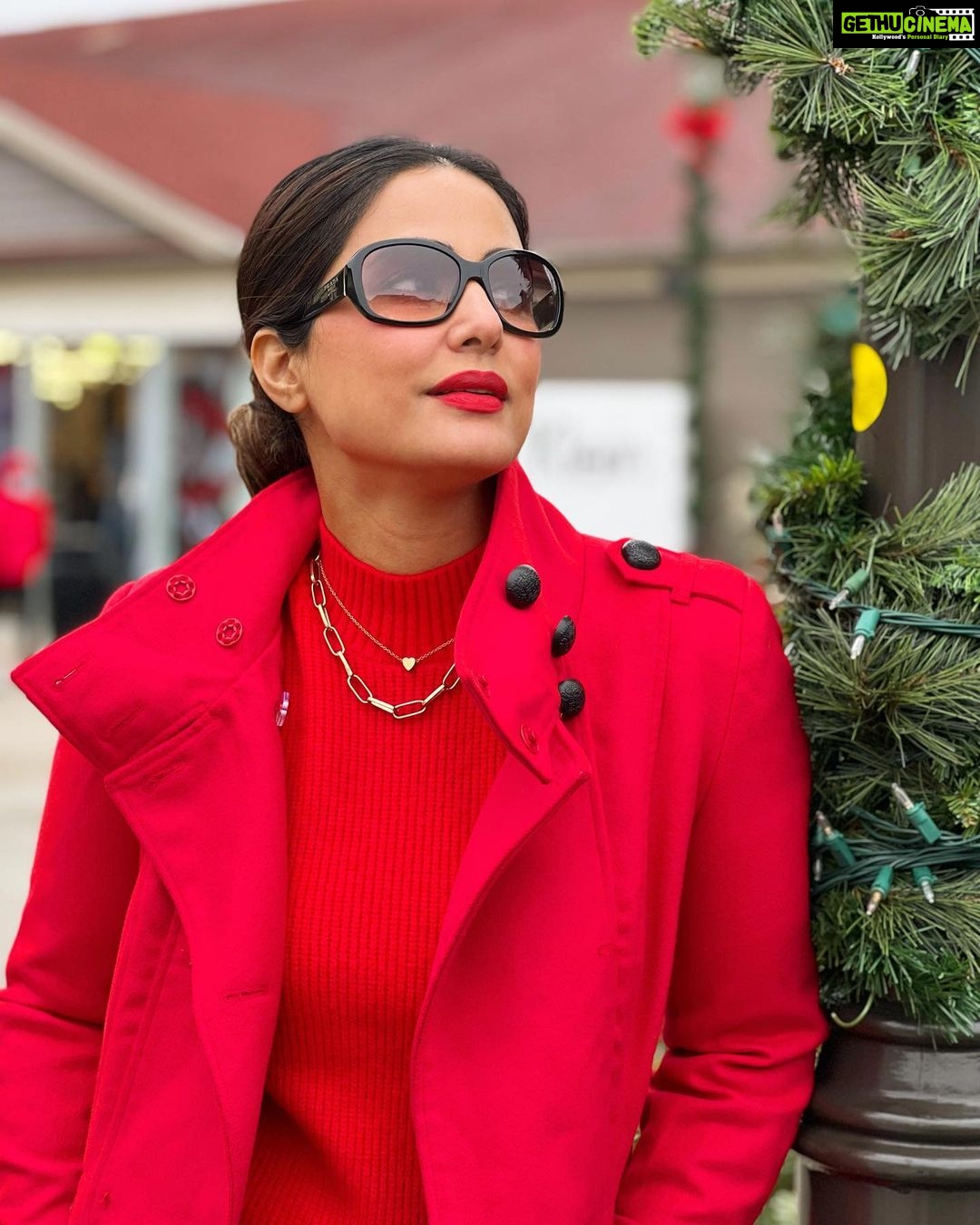 Hina Khan Instagram - RED ❤️ Loaded for Action! Let’s begin.. welcome 2022 #Bismillah #happynewyear #goodhealth #success #happiness #familygoals #kindness ##compassion #love #togetherness #positivy #goodenergy #covidfreeworld